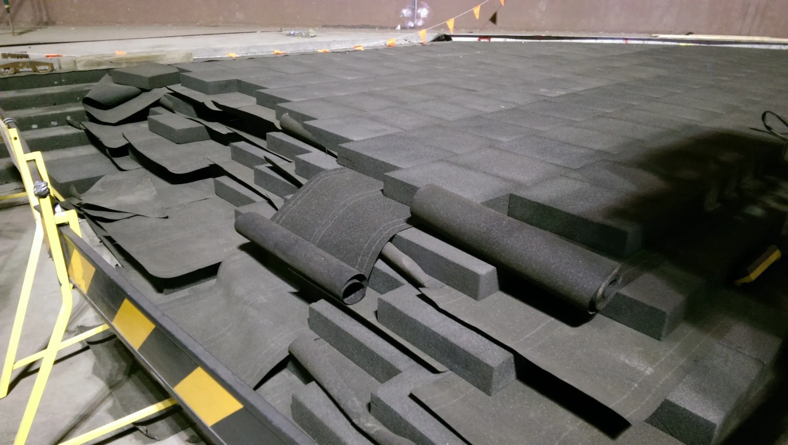 Tank floor insulation